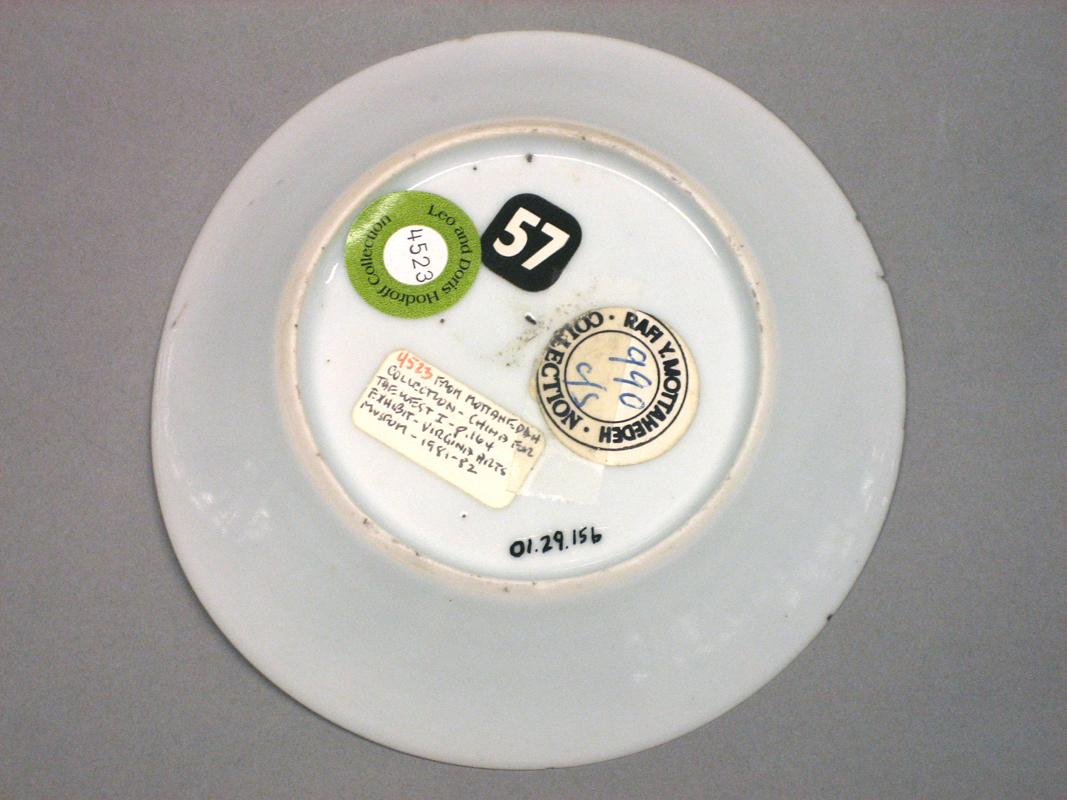 2001.0029.015 b Saucer underside