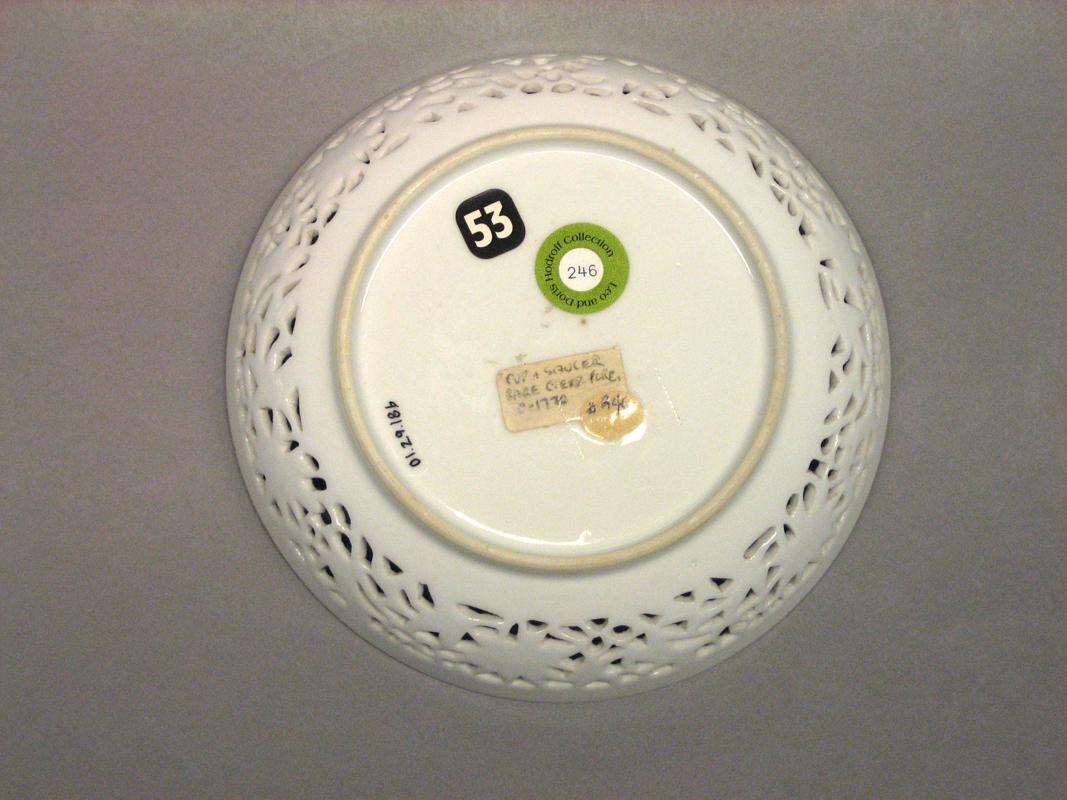 2001.0029.018 b Saucer underside