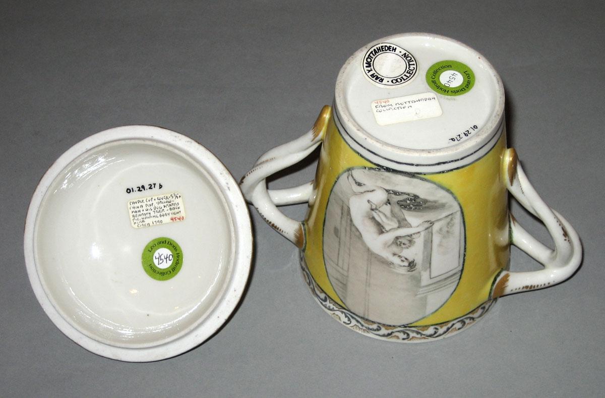 2001.0029.027 A,B Porcelain cup underside