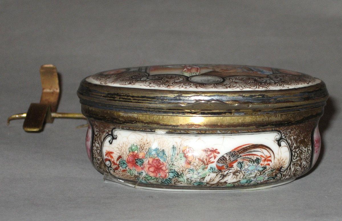 2001.0029.028 Porcelain snuff box side