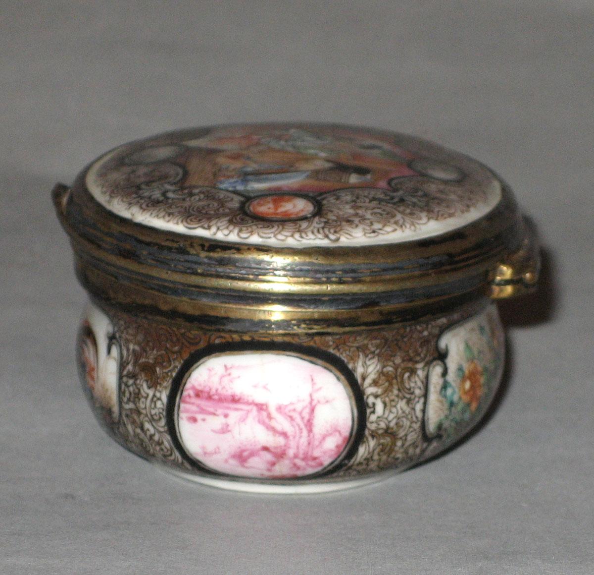 2001.0029.028 Porcelain snuff box end