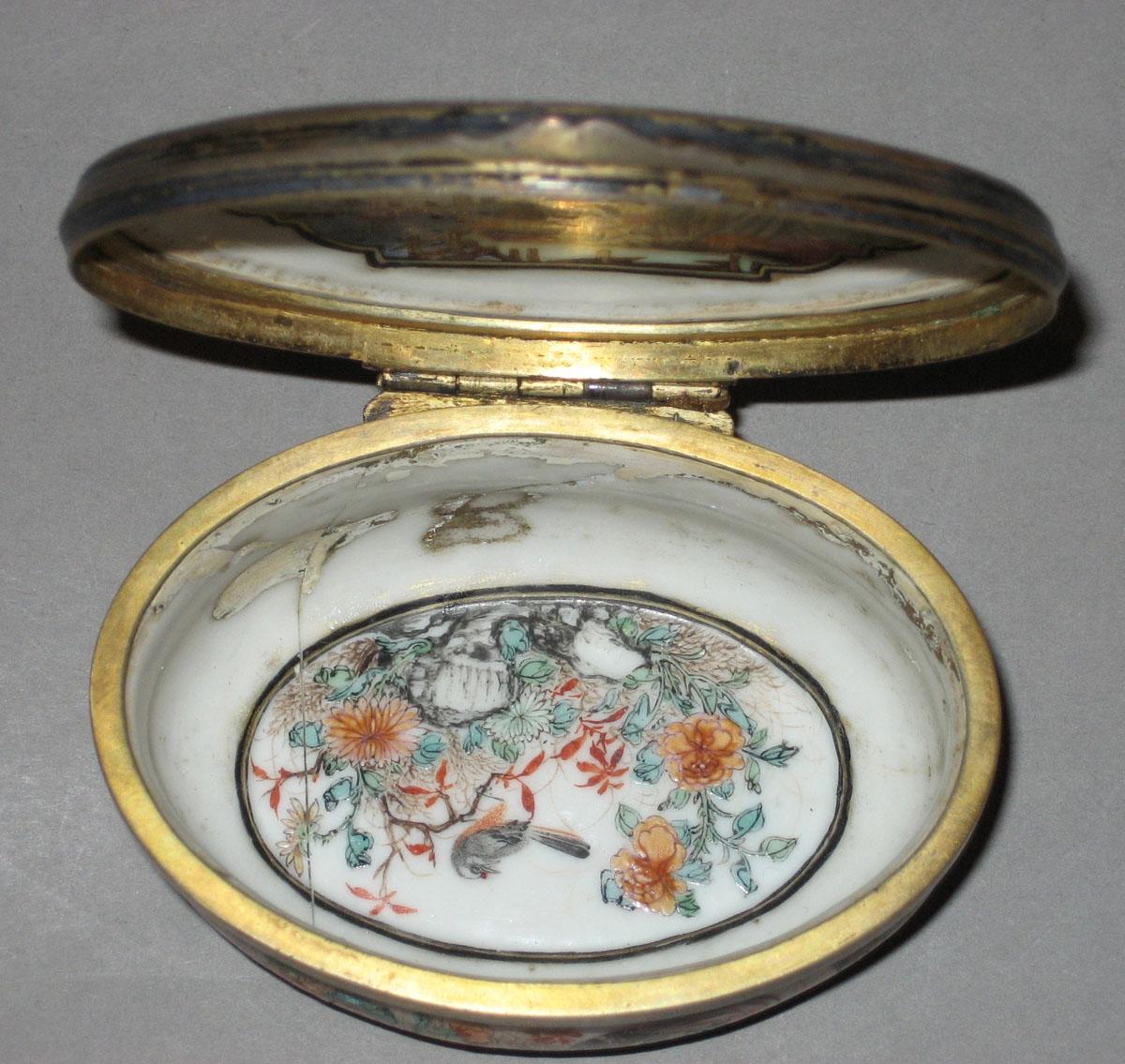 2001.0029.028 Porcelain snuff box inside