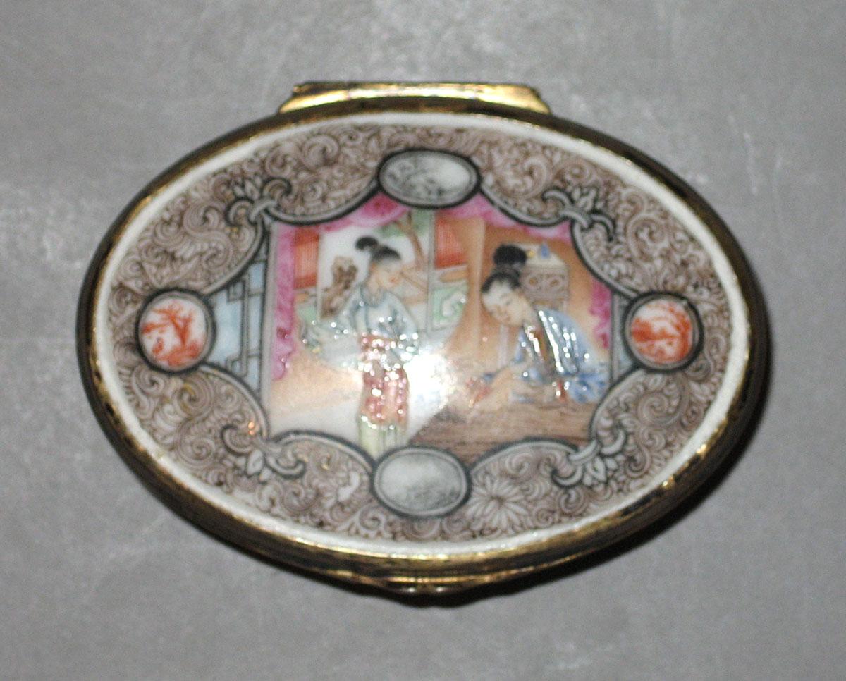 2001.0029.028 Porcelain snuff box top