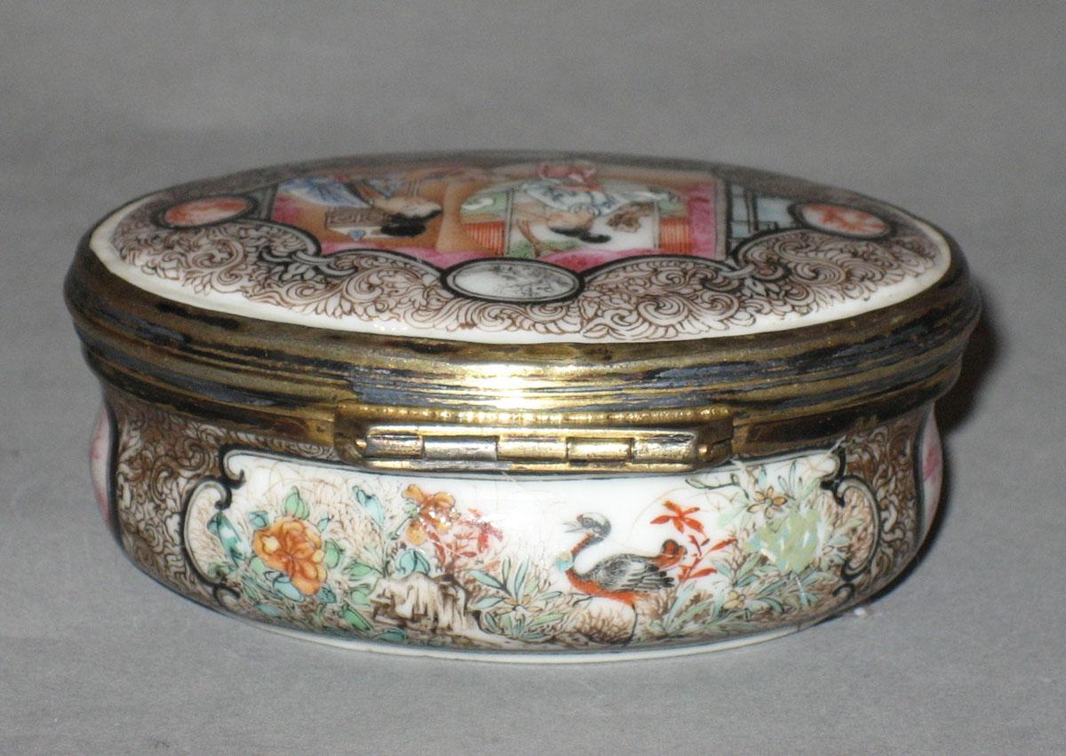 2001.0029.028 Porcelain snuff box back