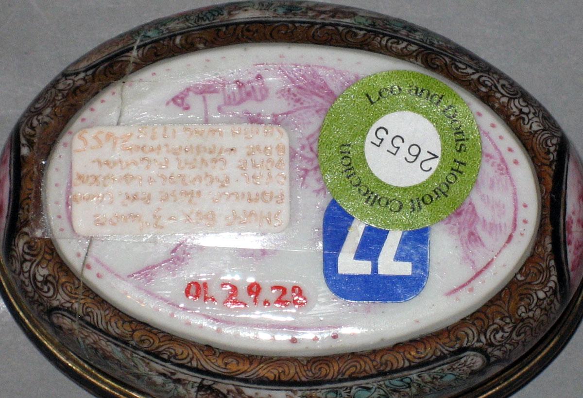 2001.0029.028 Porcelain snuff box underside