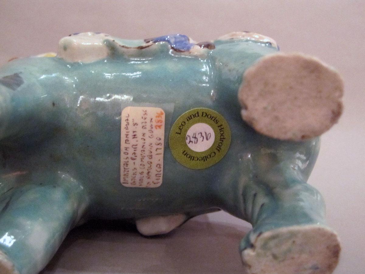 2001.0029.032.002 A Porcelain figure underside
