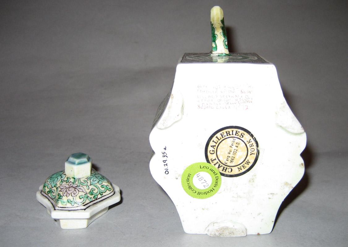 2001.0029.035 Teapot underside