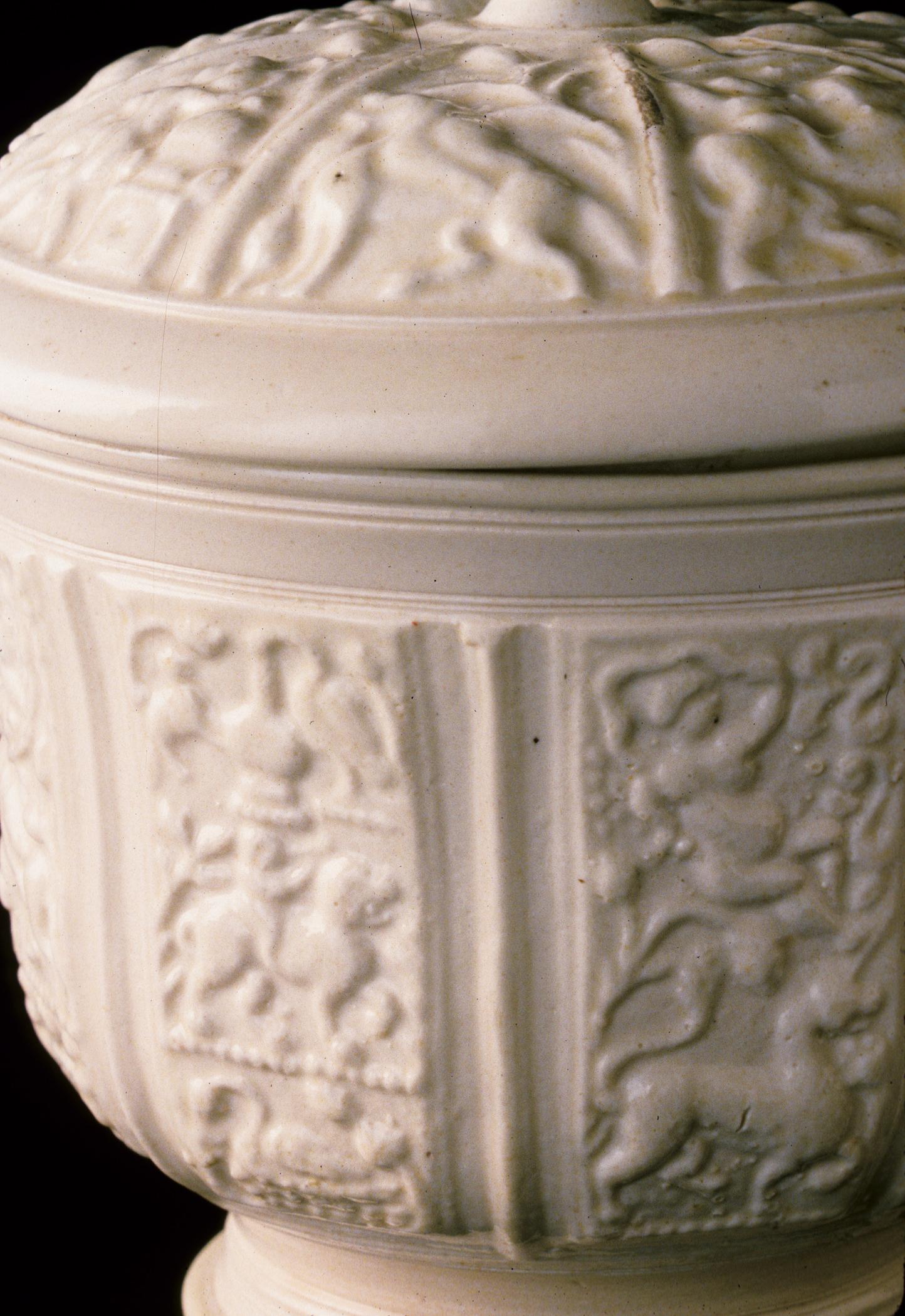 1958.0885 A, B Sugar bowl and cover (detail 1)