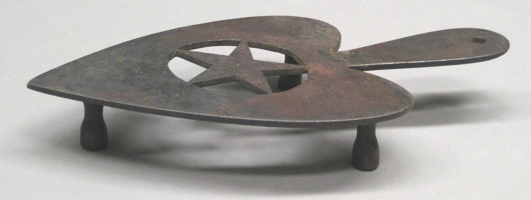 2001.0033.088 Trivet