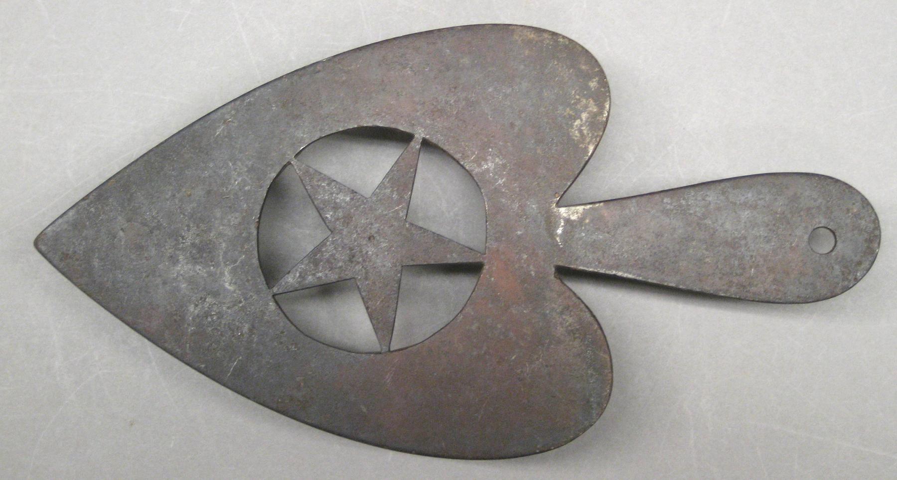 2001.0033.088 Trivet (detail)