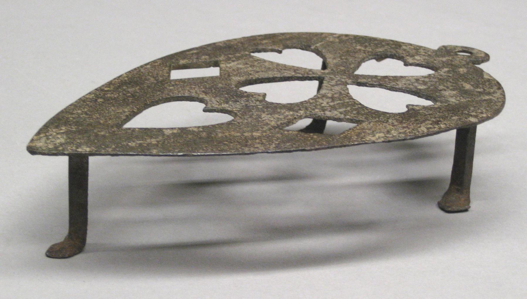 2001.0033.092 Trivet
