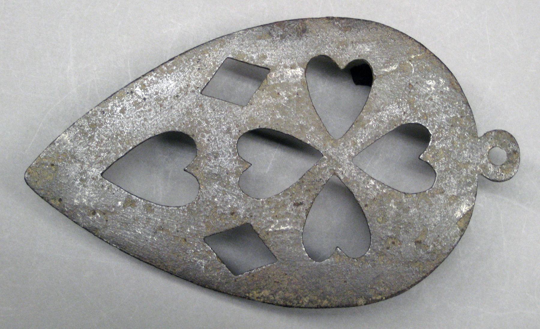 2001.0033.092 Trivet (detail)