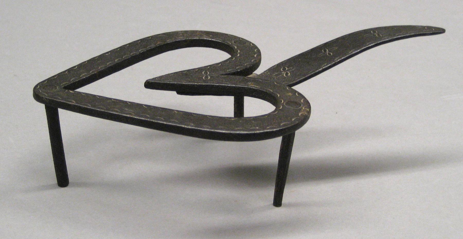 2001.0033.103 Trivet