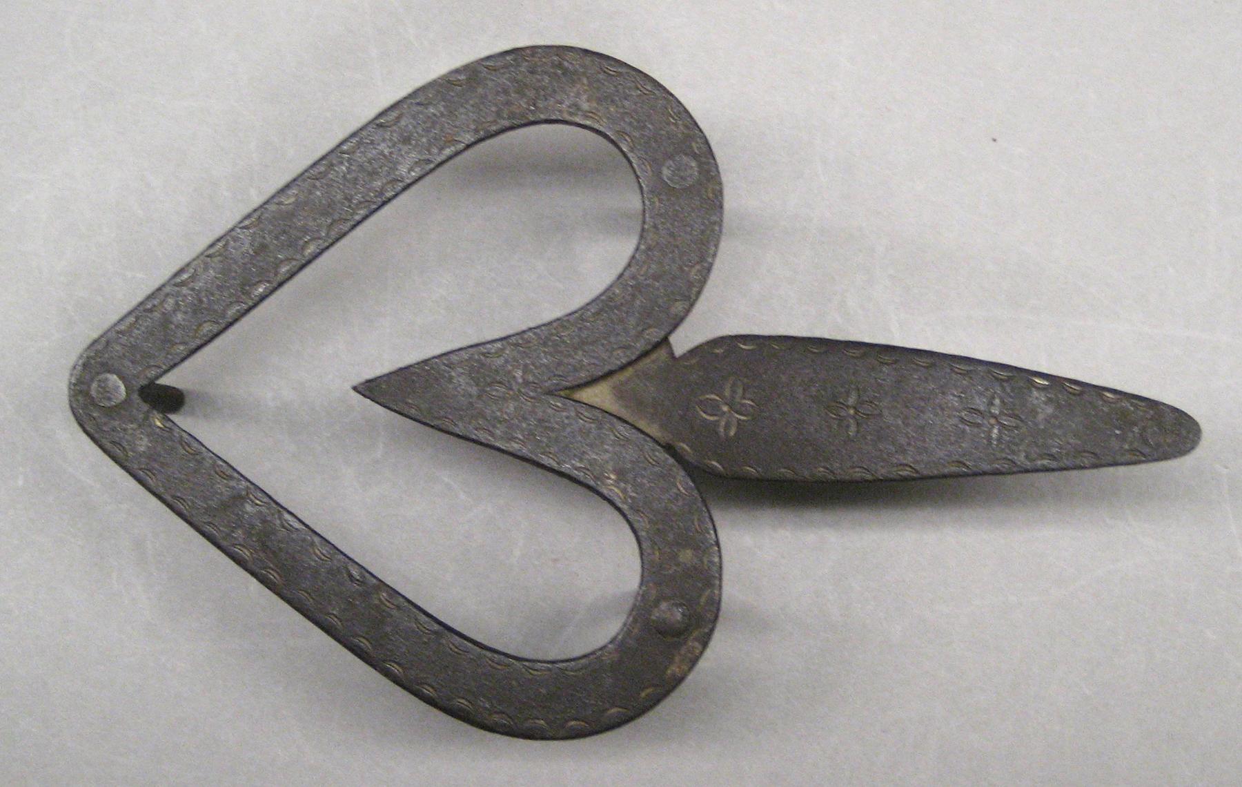 2001.0033.103 Trivet (detail)