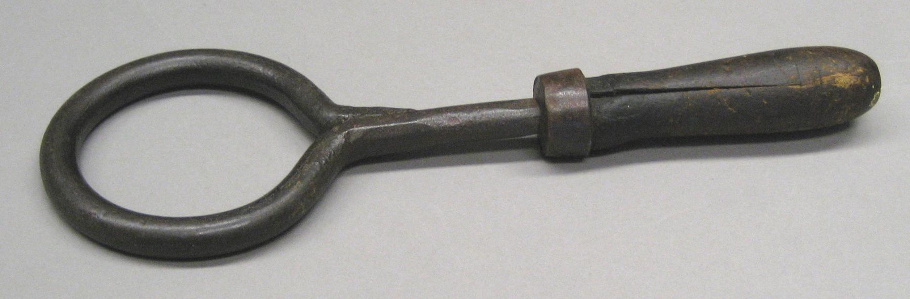 2001.0033.121 Gauge (detail)