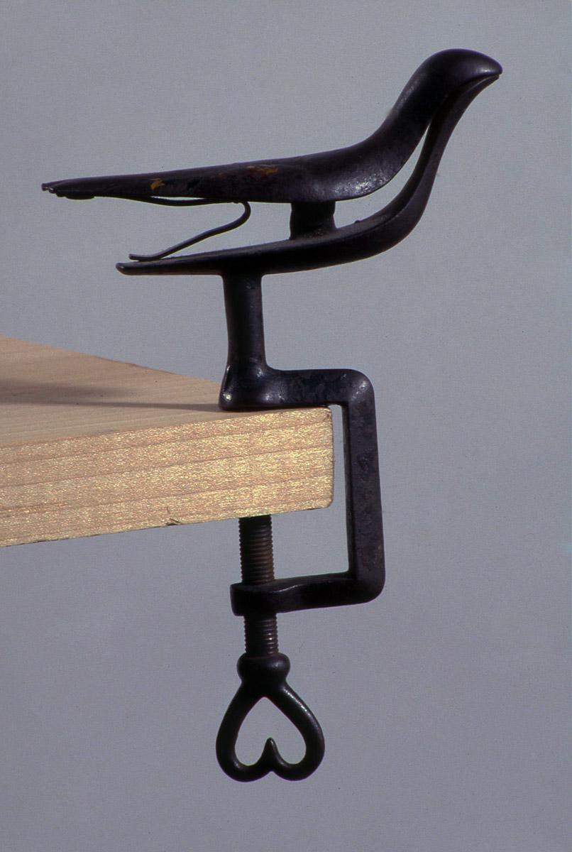 2001.0033.128 Tool (for textiles), Sewing bird