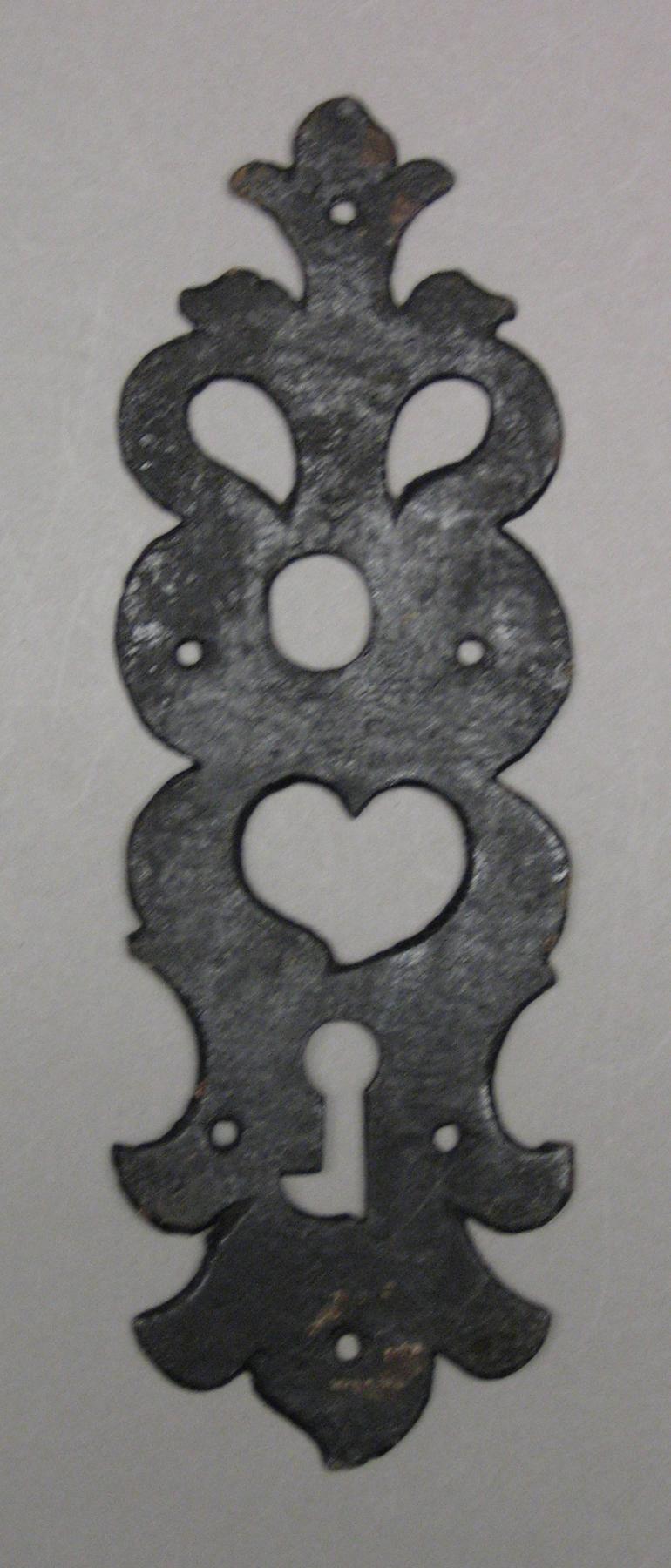 2001.0033.137 Escutcheon