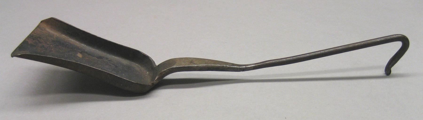 2001.0033.142 Shovel