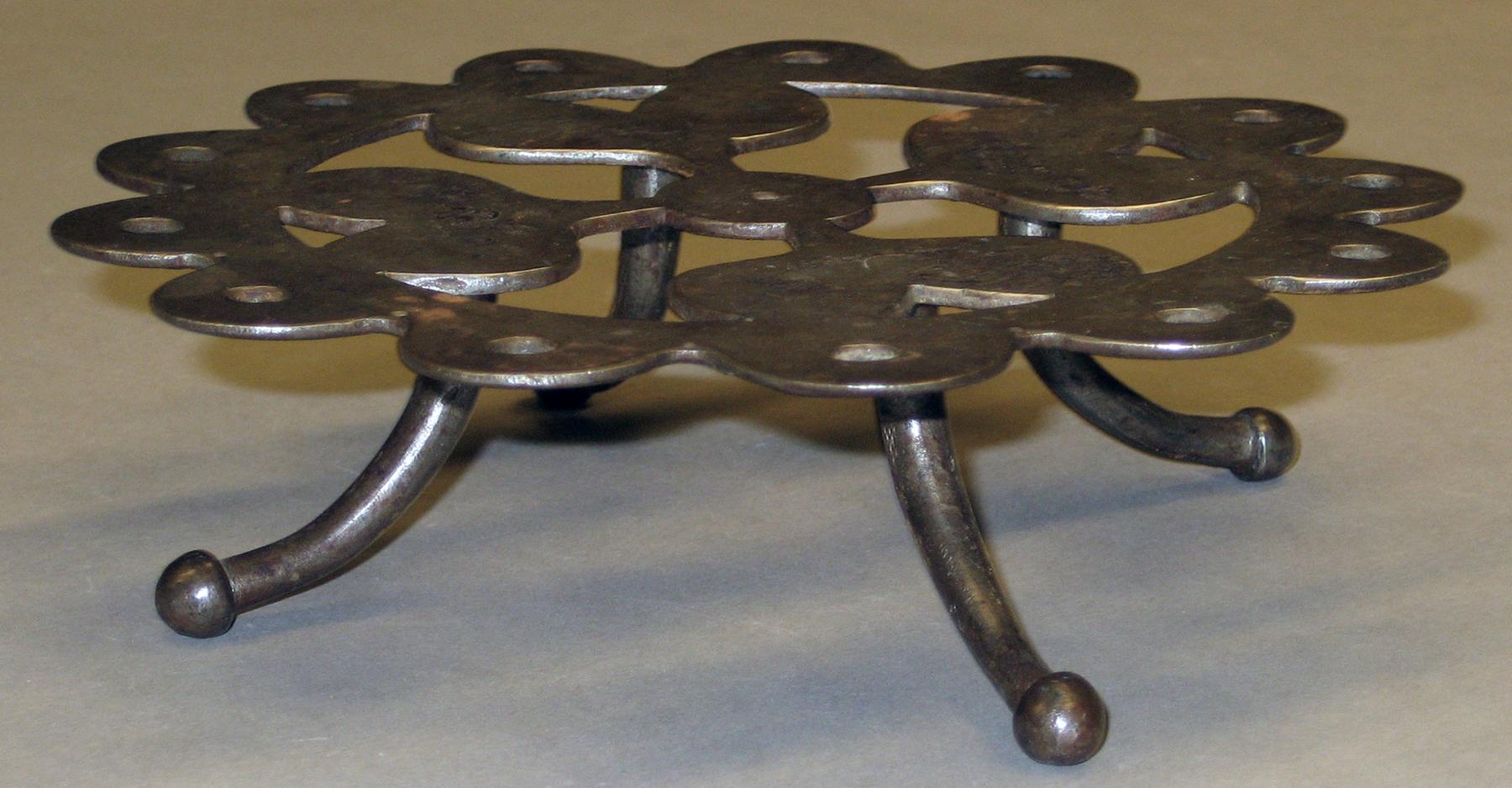 2001.0033.192 Trivet