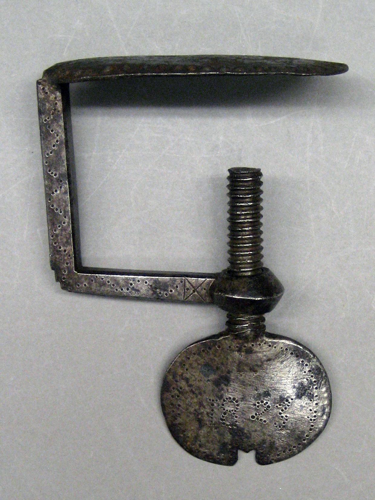 2001.0033.223 Tool (for sewing)