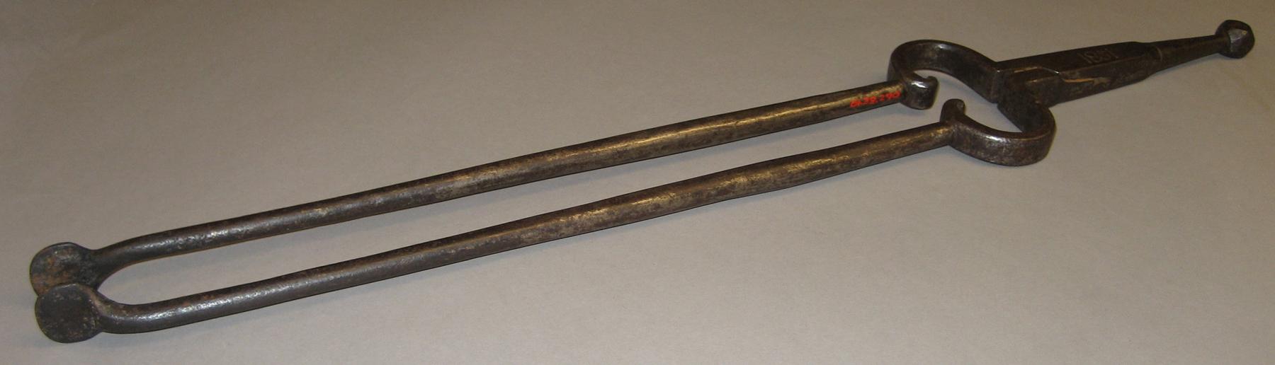 2001.0033.290 Fireplace tongs