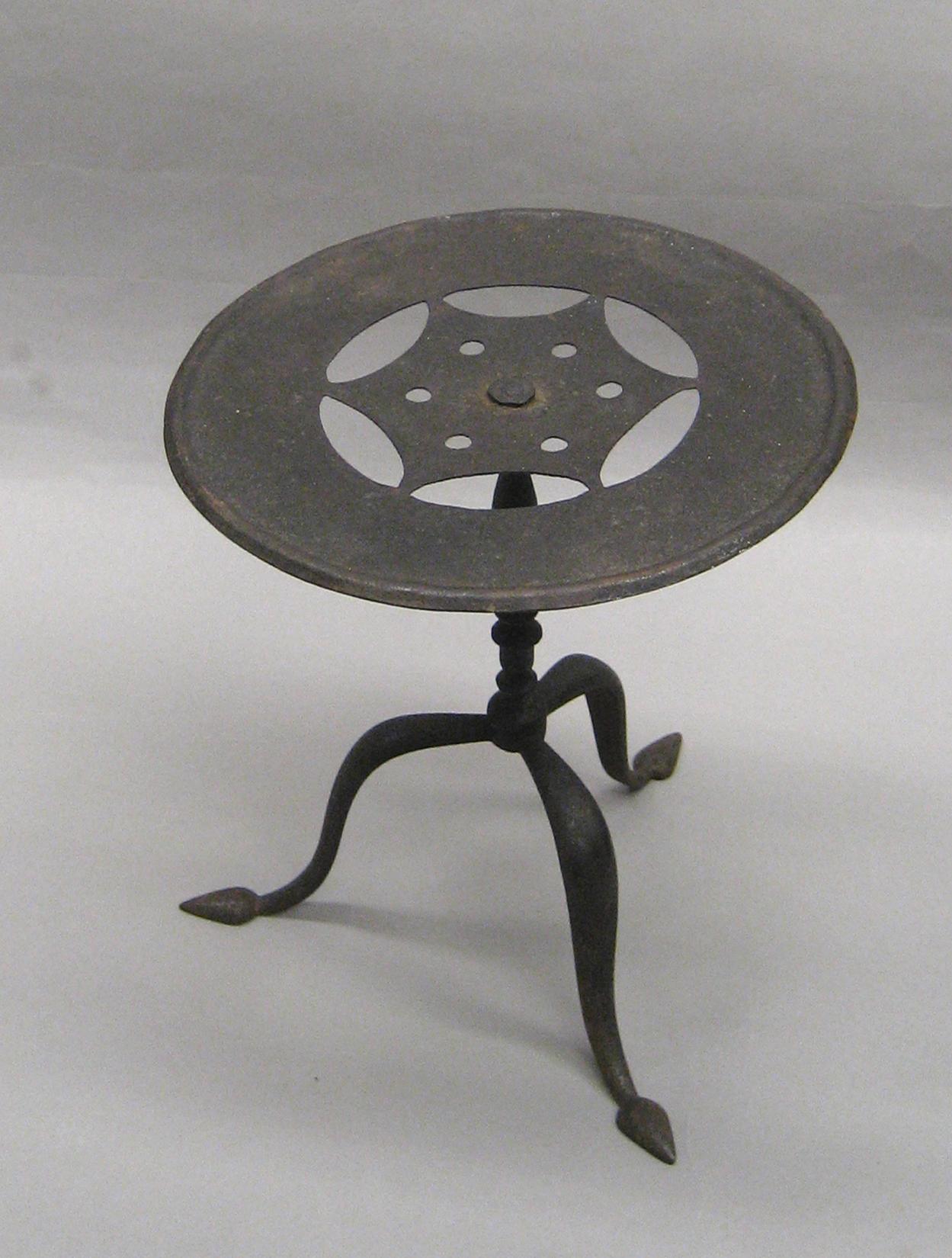 2001.0033.314 Trivet (detail 1)