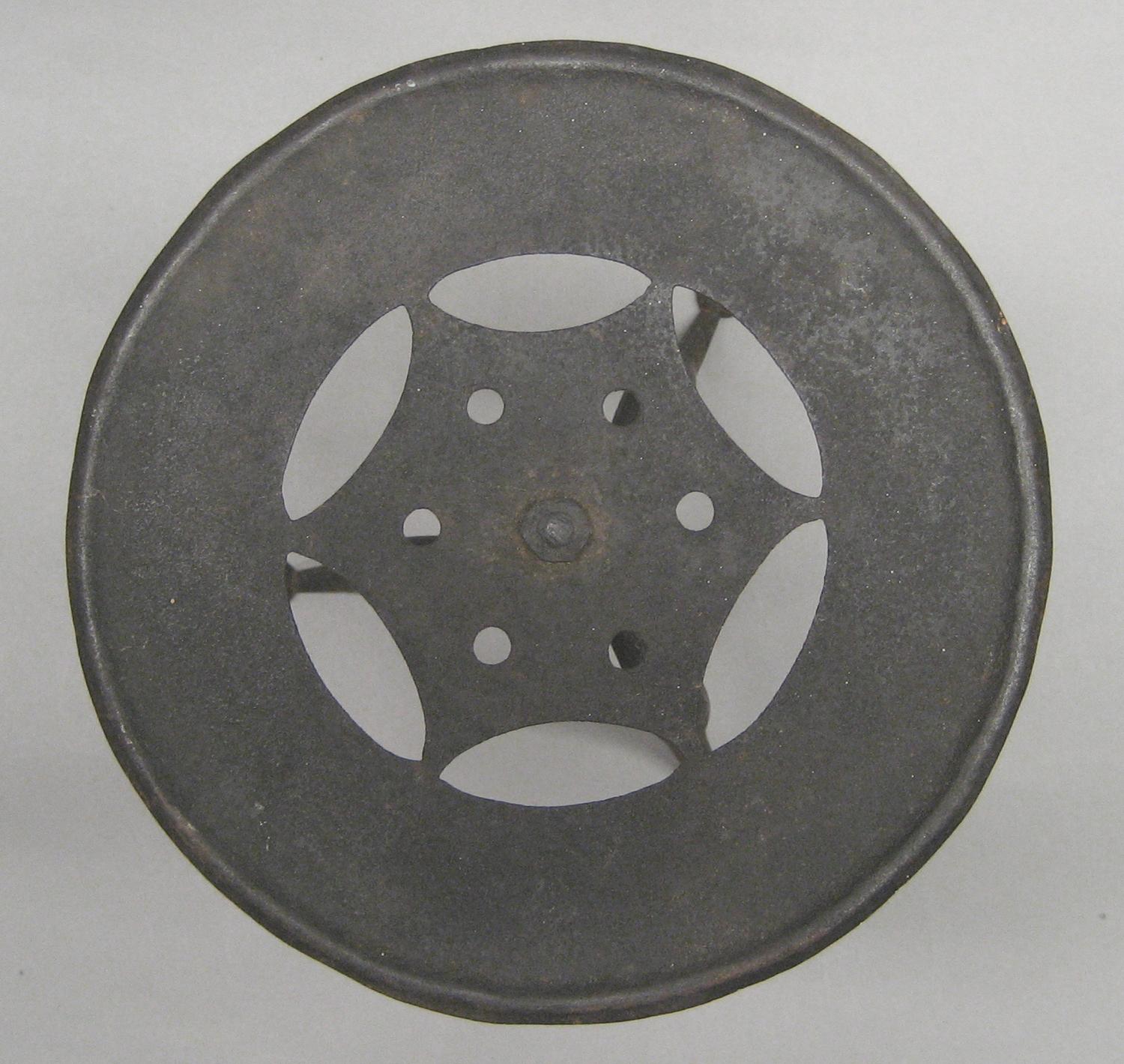 2001.0033.314 Trivet (detail 2)