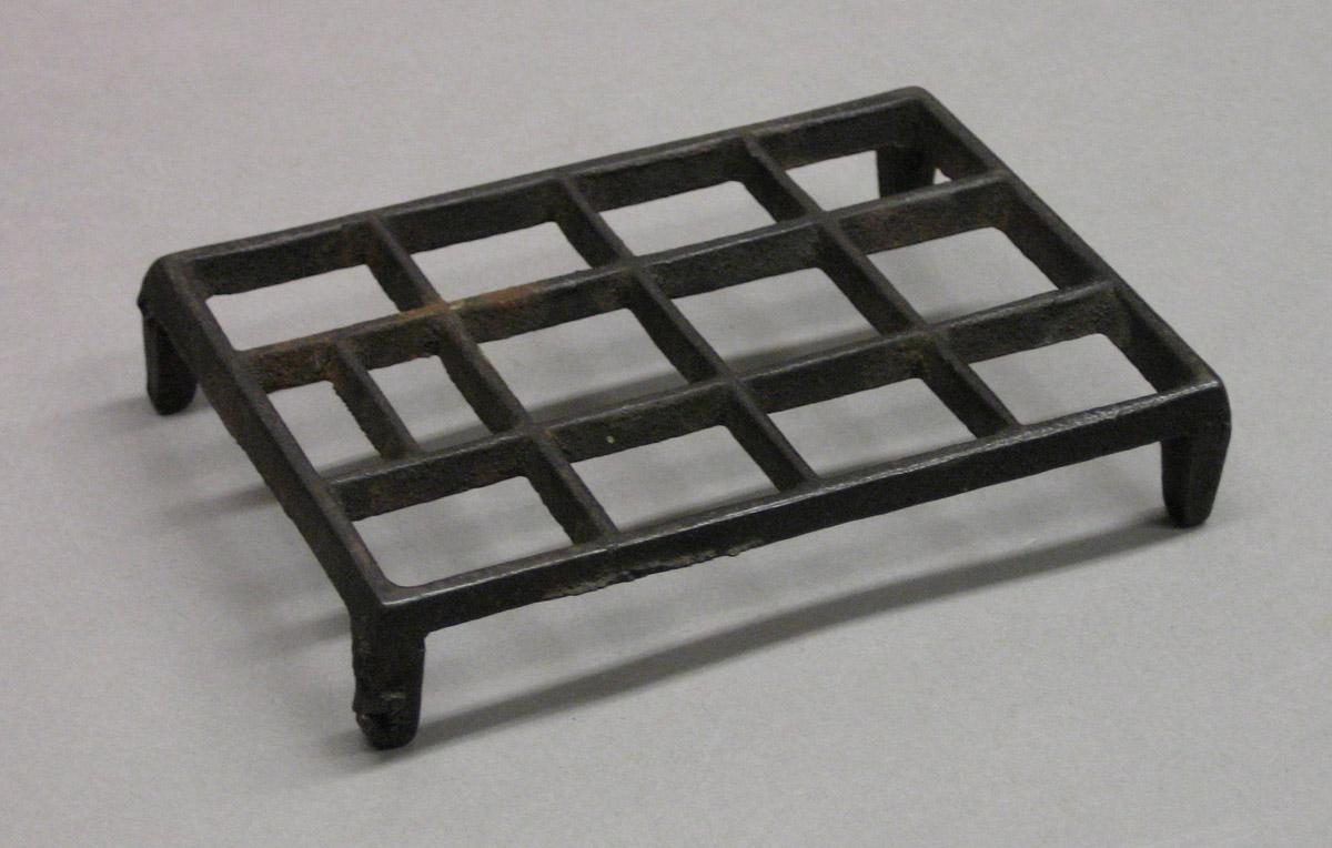 2001.0033.327 Trivet