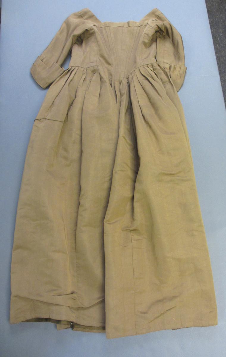2001.0037.002 Dress, Back