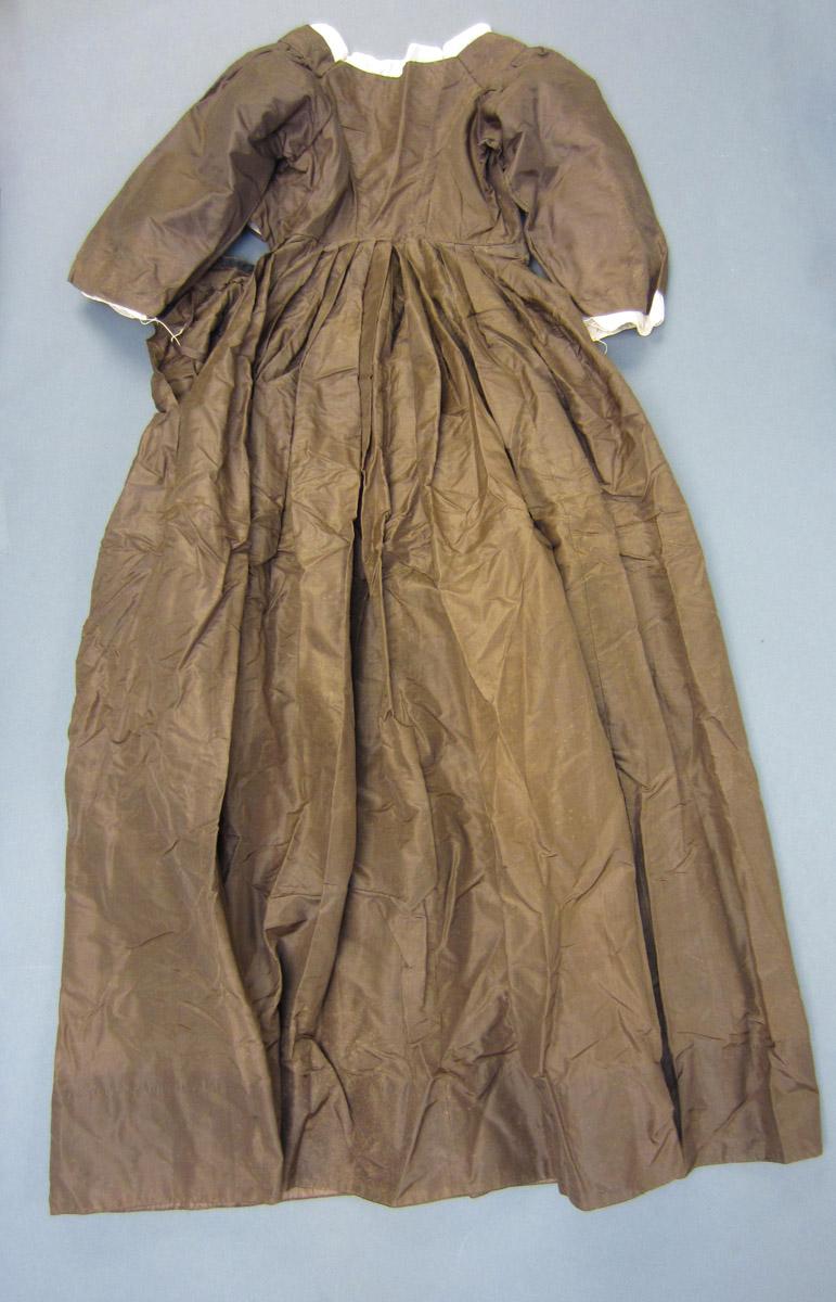 2001.0037.005 Dress, Back alt