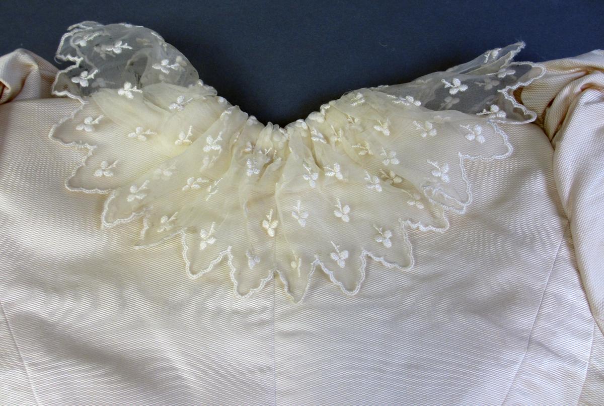 2001.0037.009 A Bodice, Collar