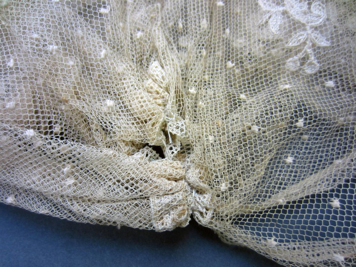 2001.0037.014 Textile, Gather