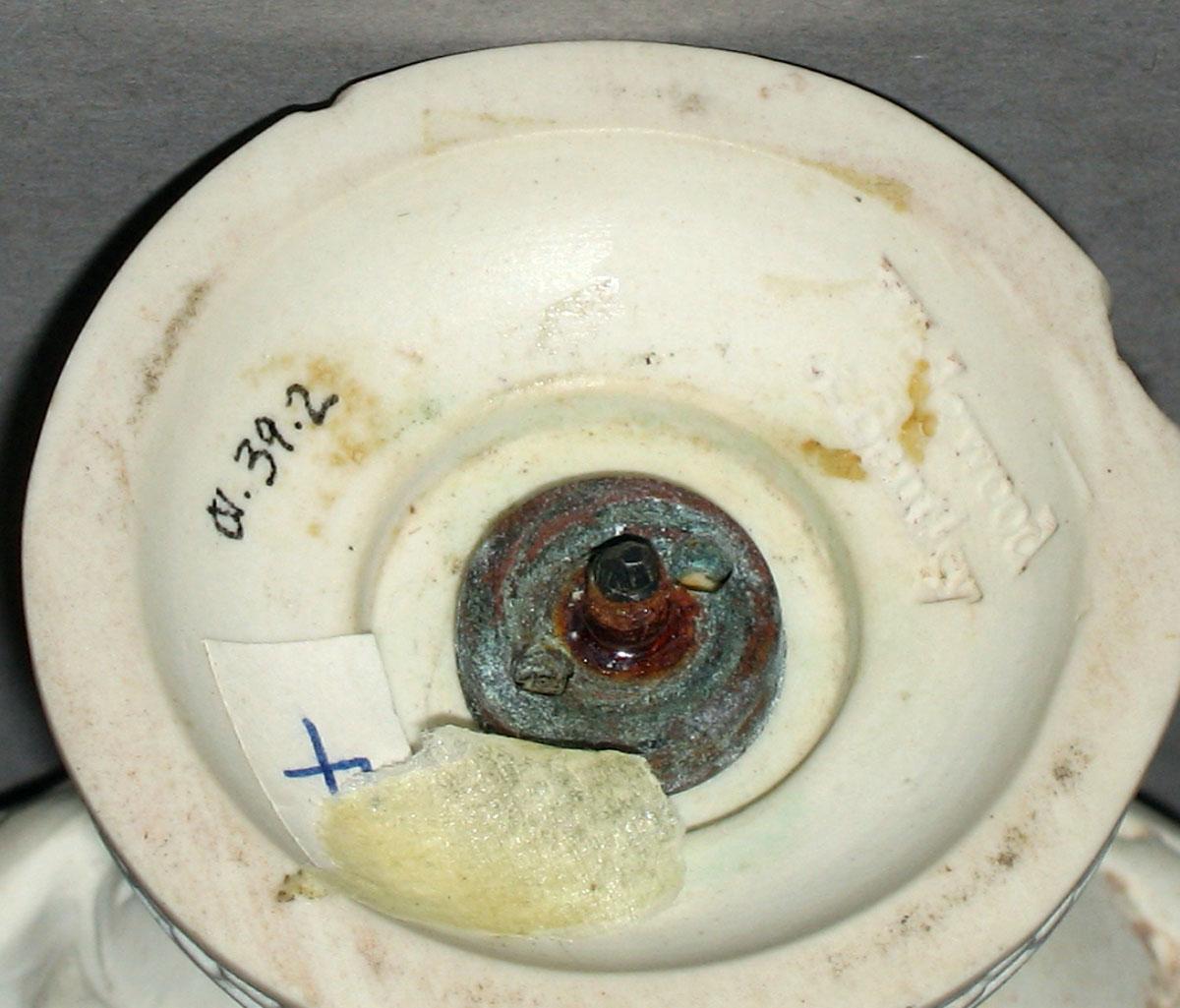 2001.0039.002 Stoneware figure (underside)