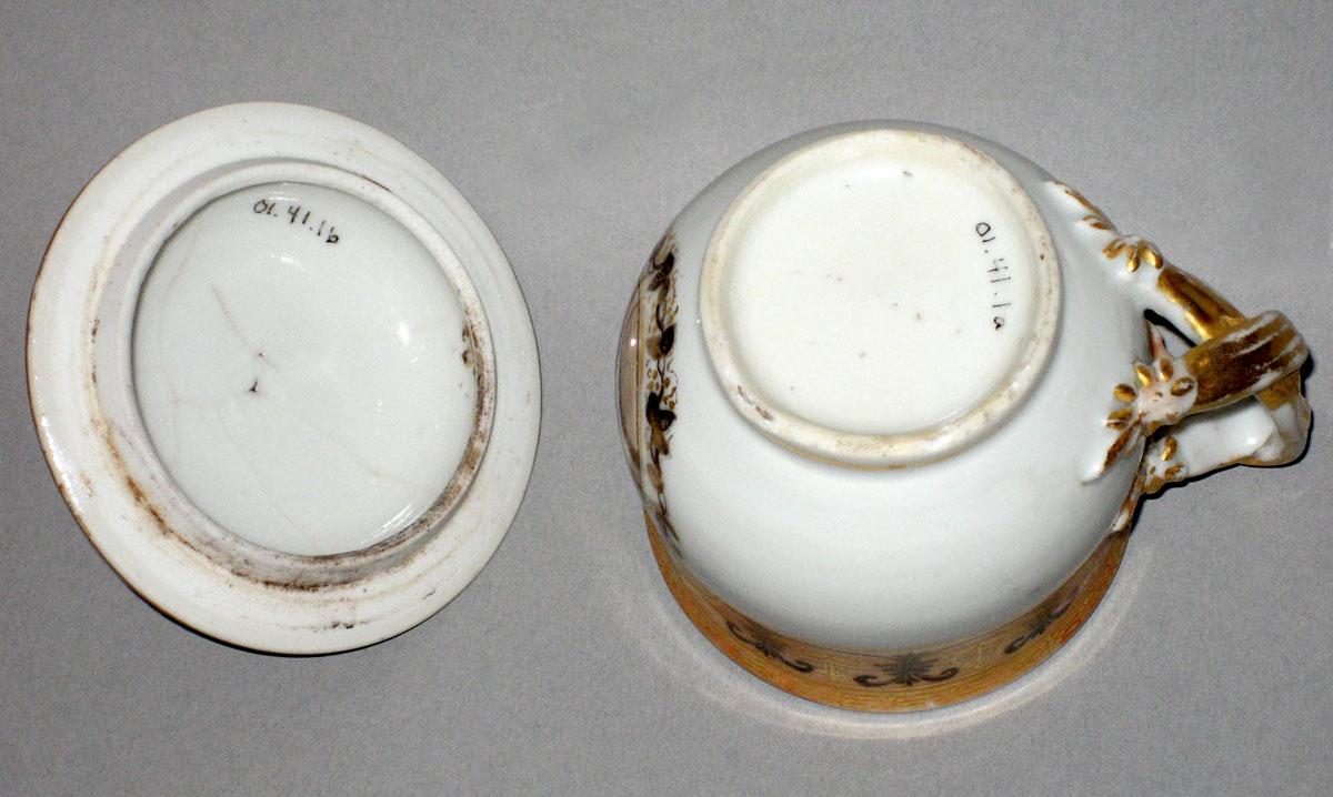 2001.0041.001 A, B Pot de Creme underside