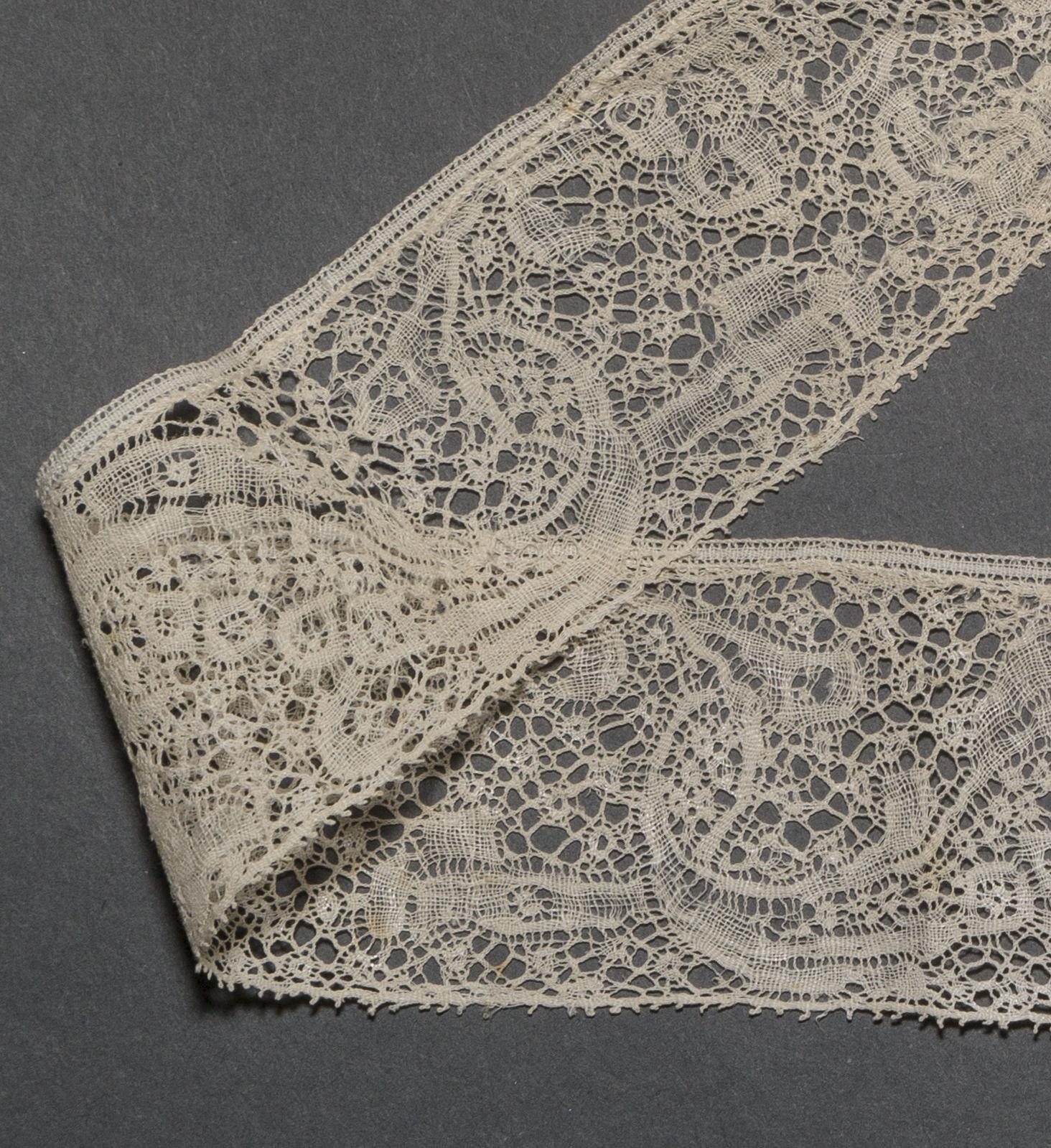 2002.0001.001.014 B Passementerie, detail 1