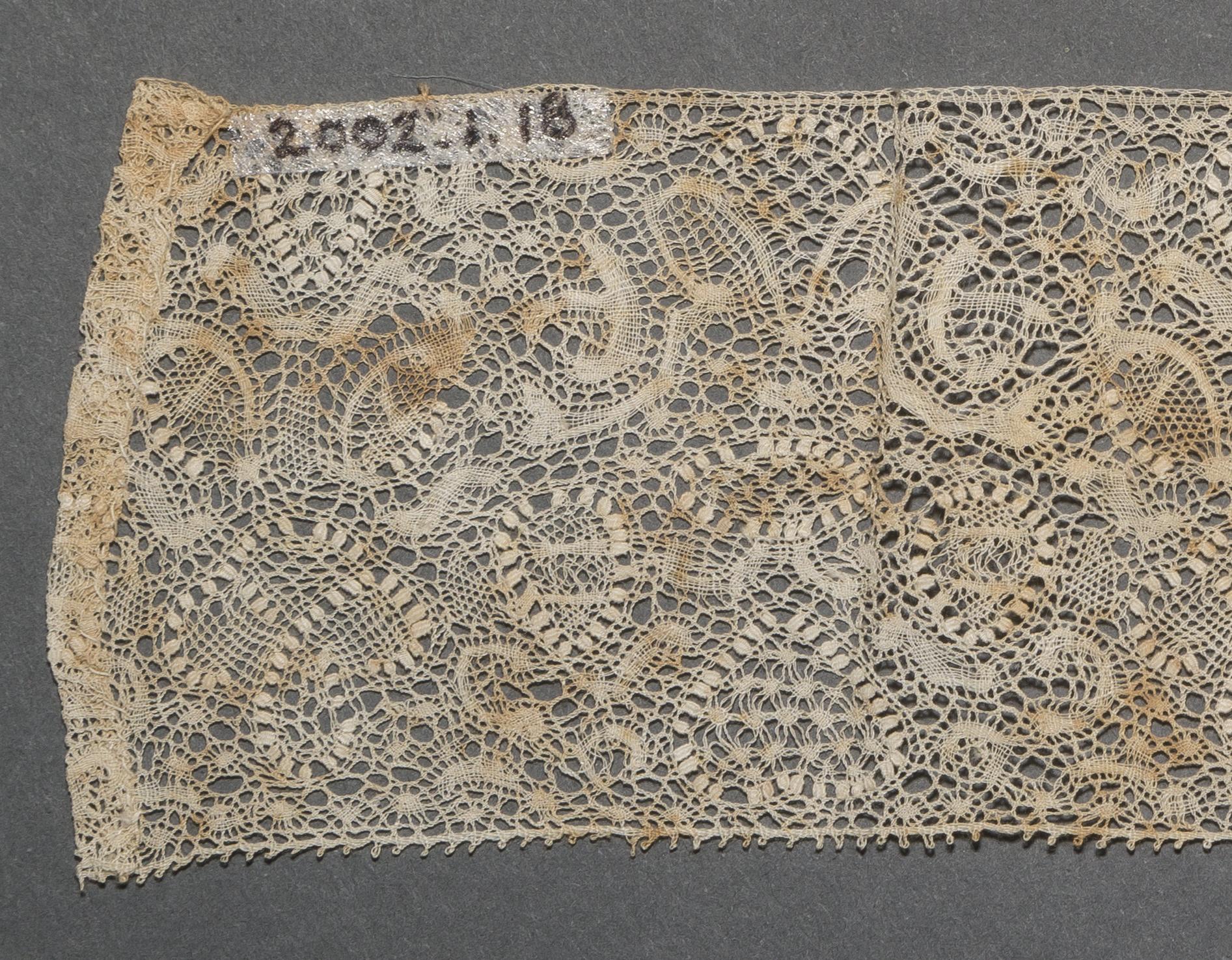 2002.0001.001.018 Passamenterie, detail 1, reverse
