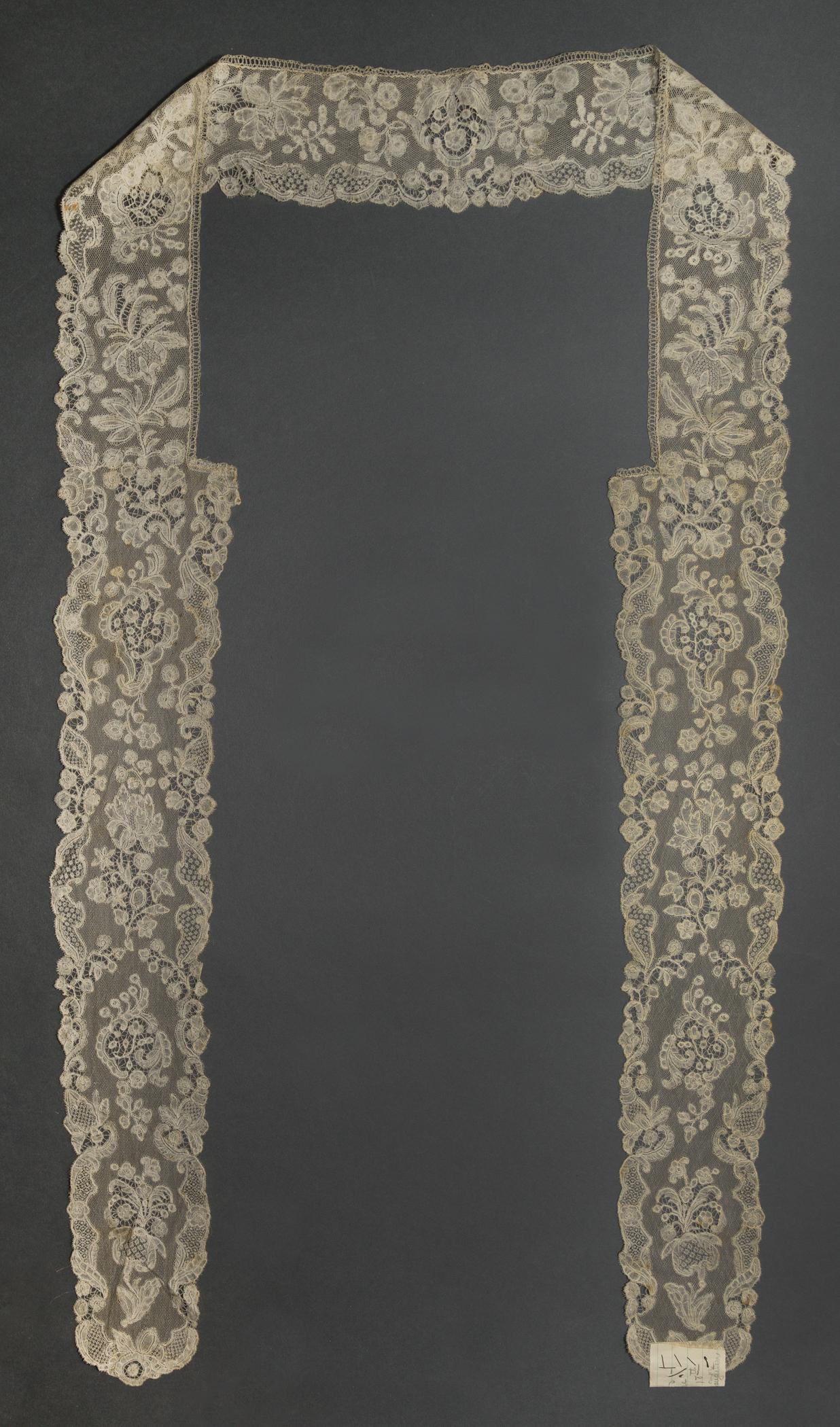 2002.0001.001.043 Lappet, overall