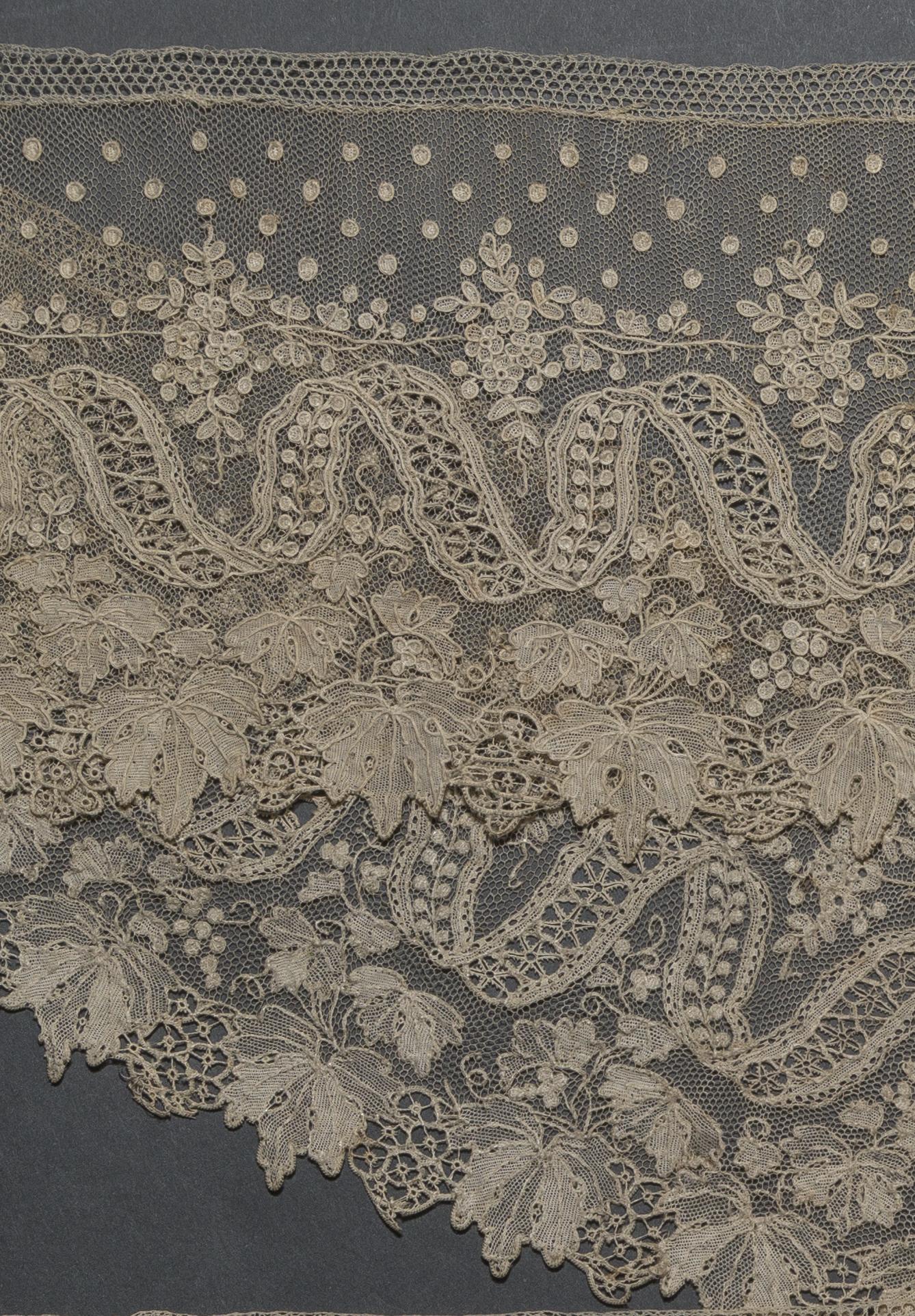 2002.0001.001.085 B Bed hanging, detail 1