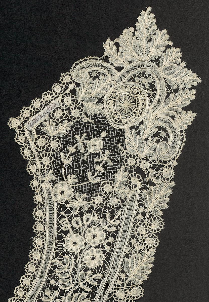 2002.0001.001.120 Lace Collar, Verso Detail