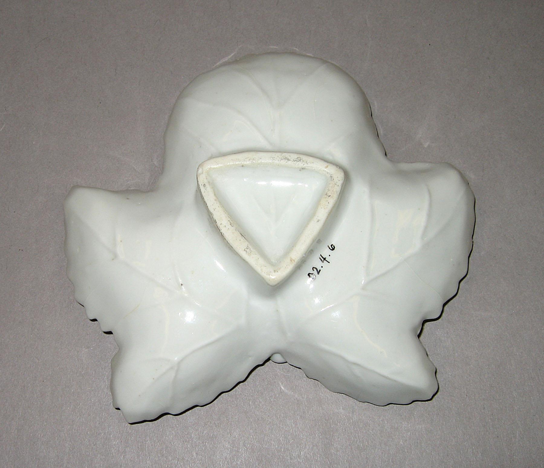 2002.0004.006 Leaf dish (underside)