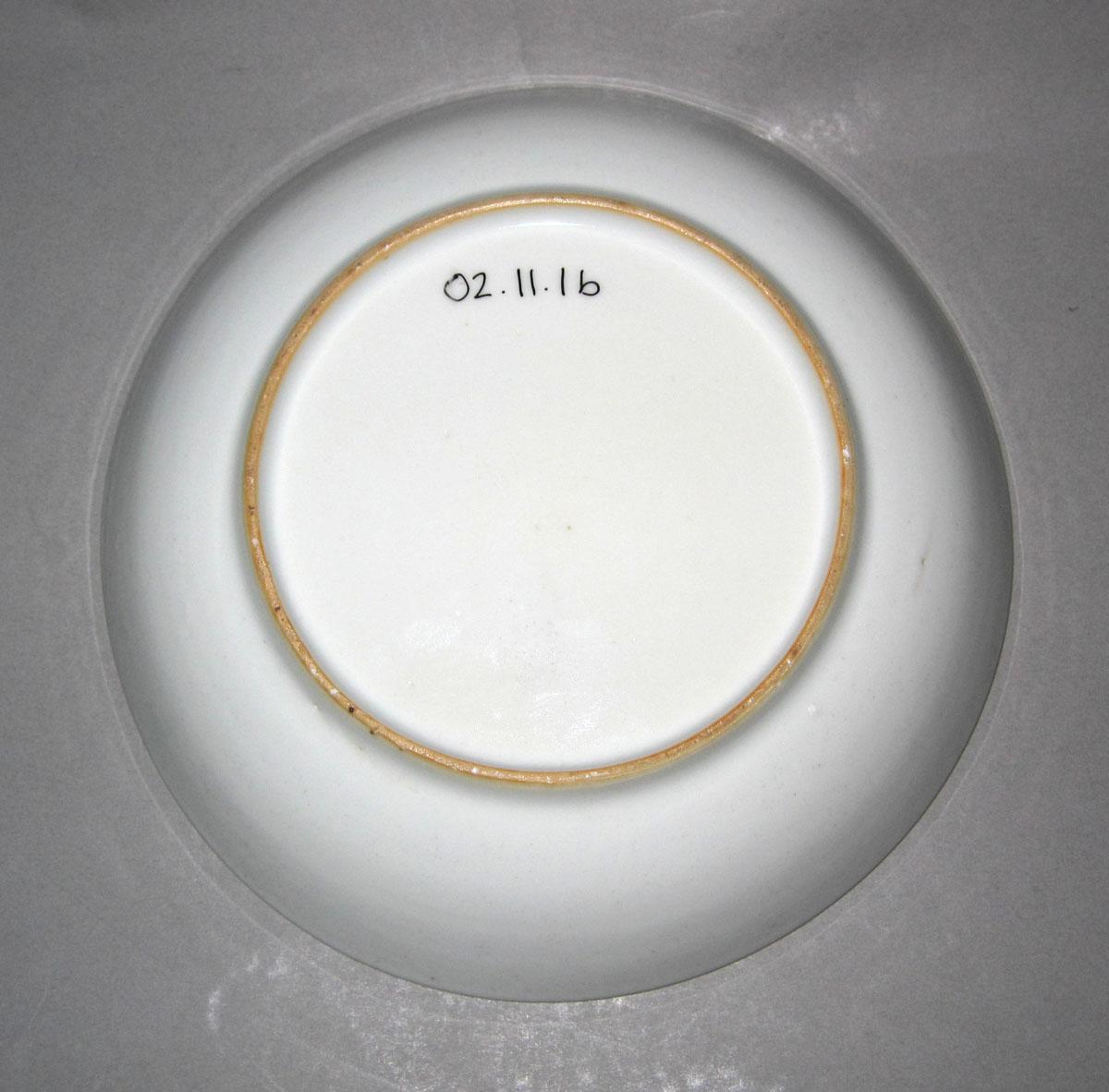 2002.0011.001 B Porcelain underside