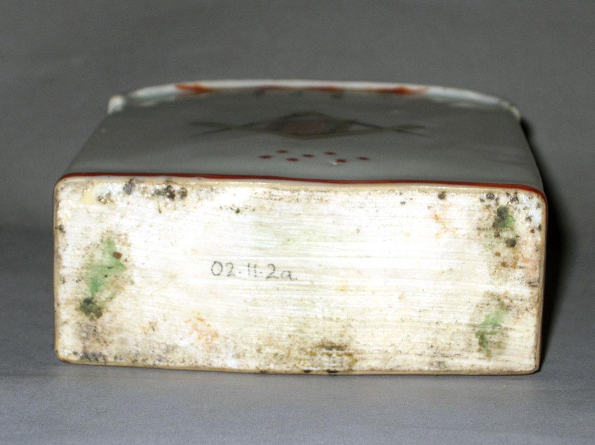 2002.0011.002 A Porcelain tea cannister underside