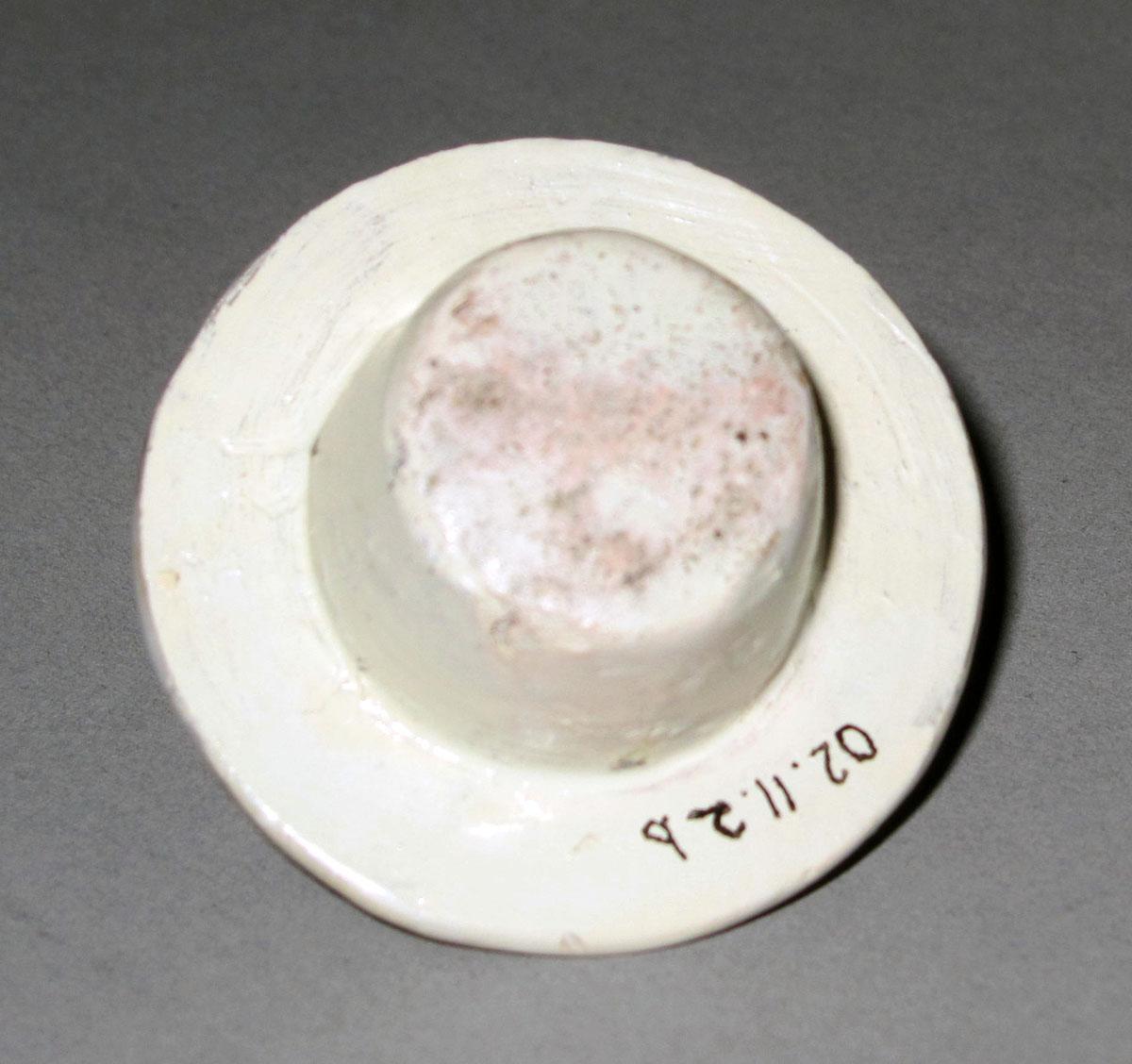 2002.0011.002 B Porcelain tea cannister underside