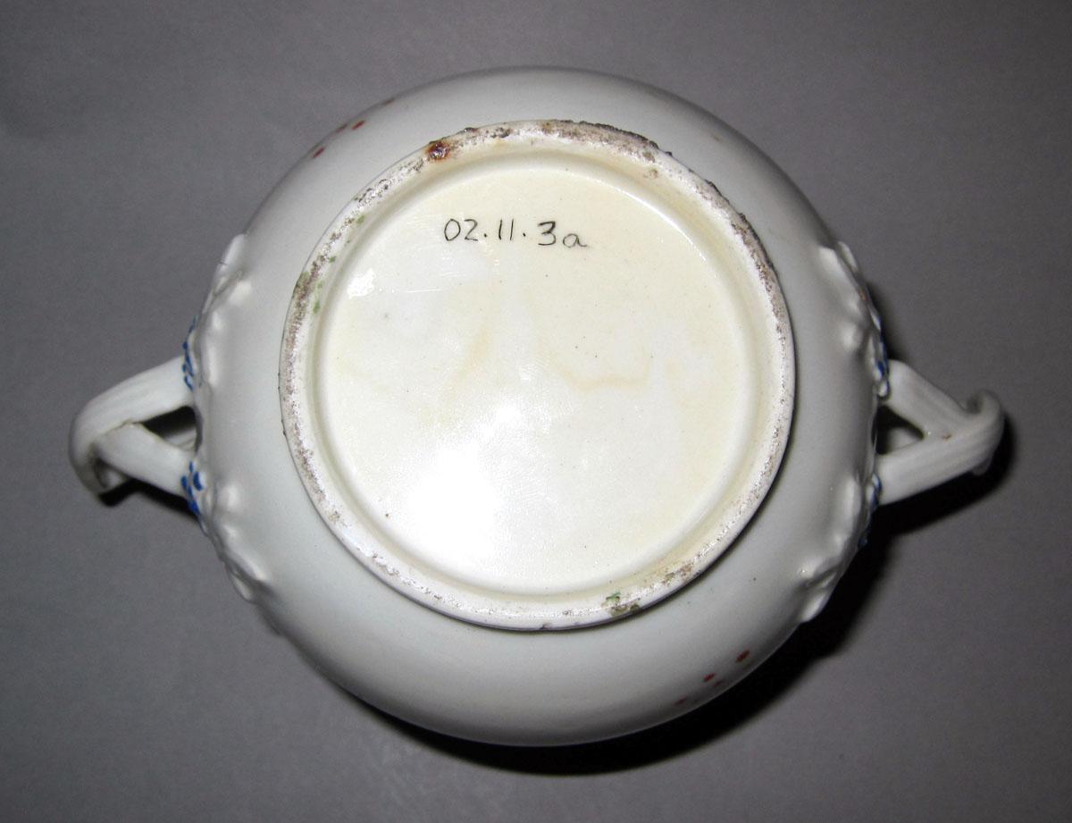 2002.0011.003 A Porcelain sugar bowl underside