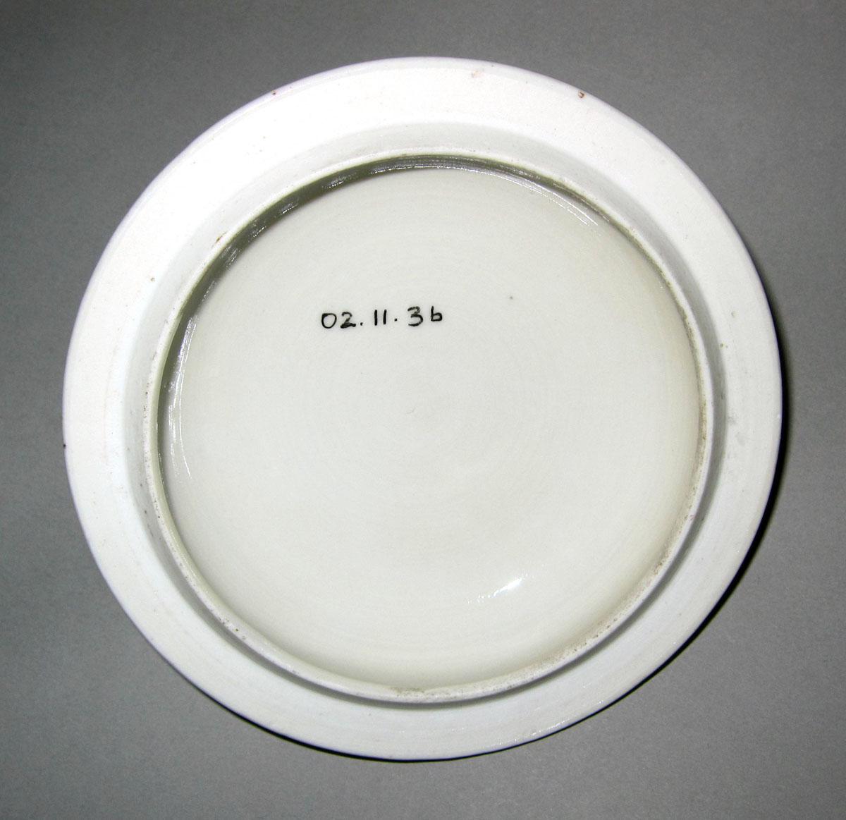 2002.0011.003 B Porcelain sugar bowl underside