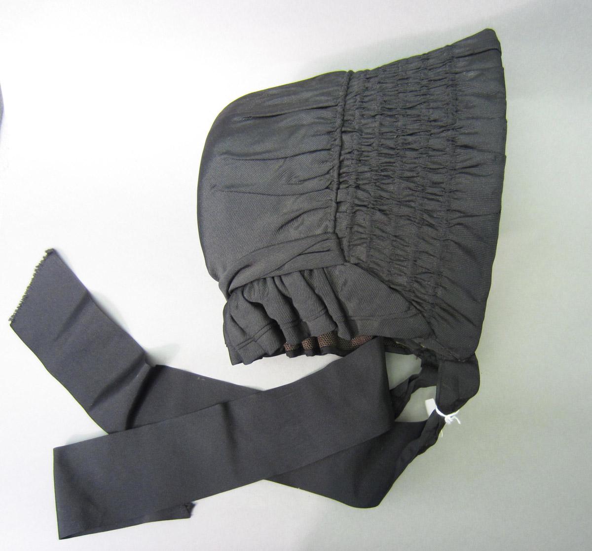 2002.0018.008 Bonnet, Side 2