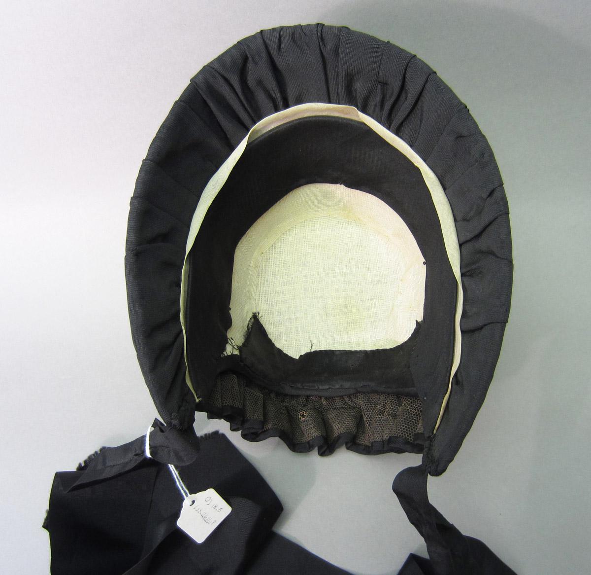 2002.0018.008 Bonnet, Interior