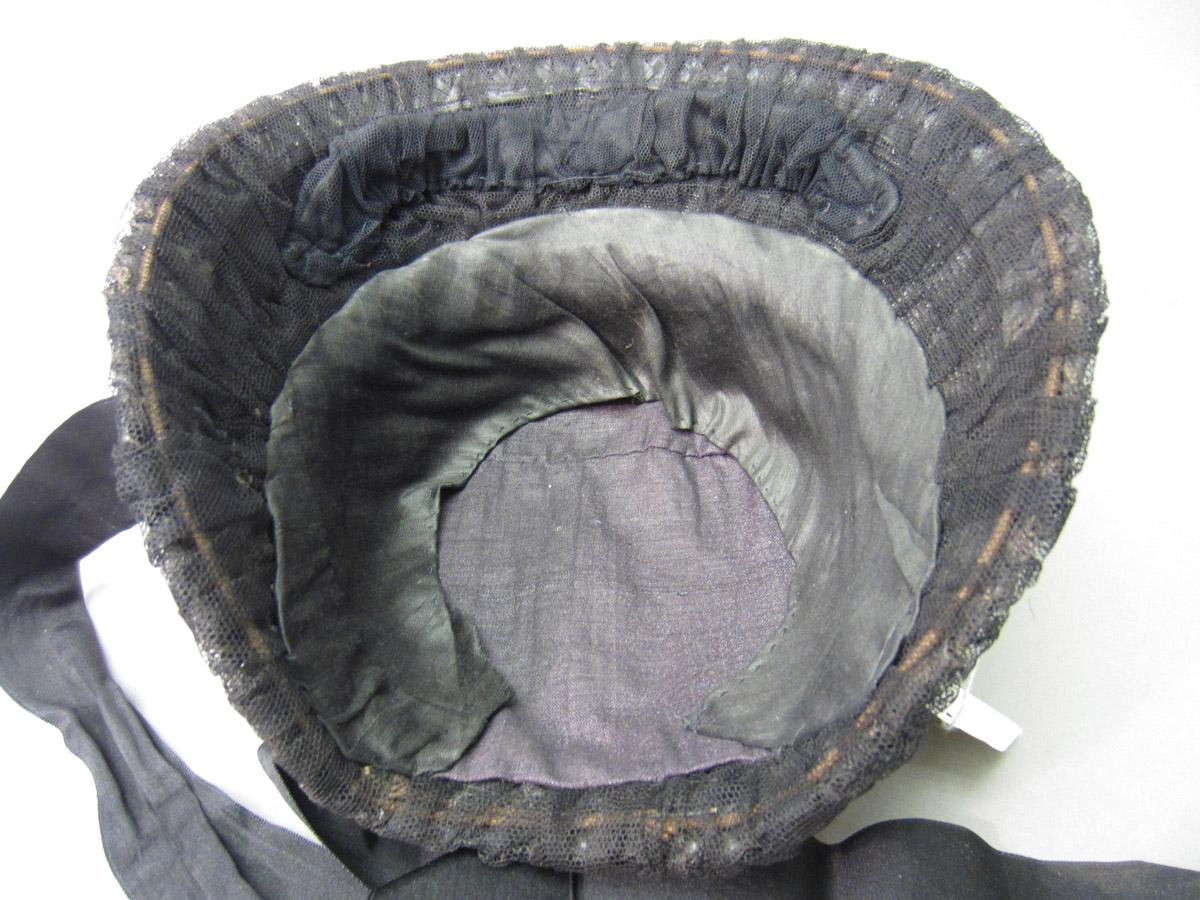 2002.0018.009 Bonnet, Interior