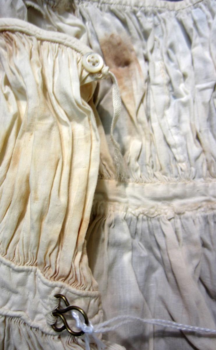 2002.0018.019 Dress, Closures