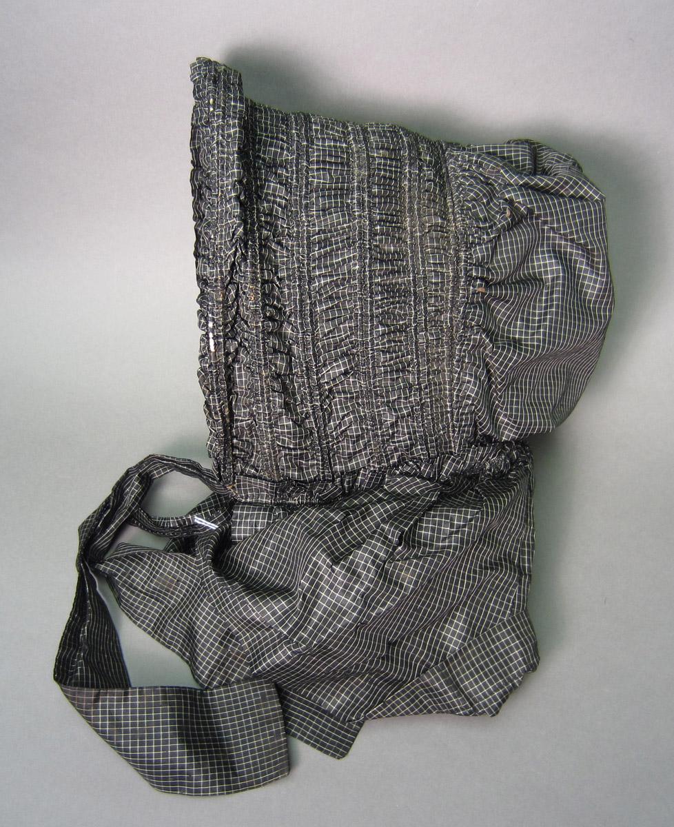 2002.0018.029 Bonnet, Side